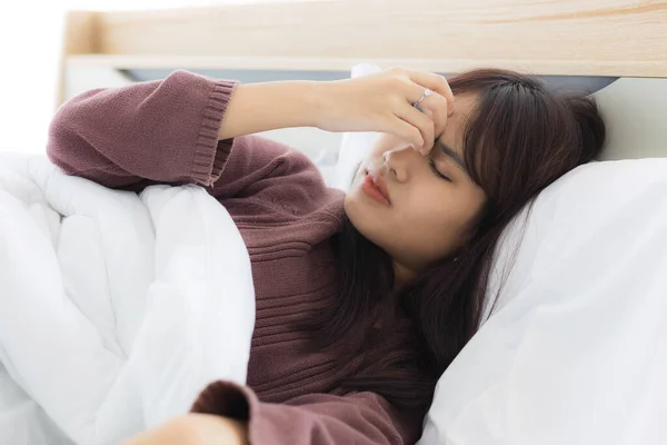 Mujer Asiática Duerme Aprieta Las Cejas Porque Tiene Estrés Dolores —  Fotos de Stock
