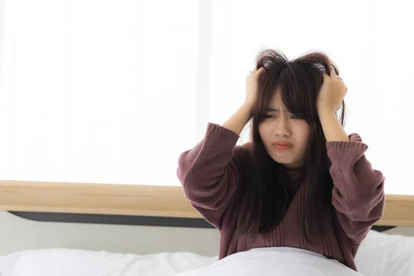 Asian Woman Uses Both Hands Hold Her Head Because She — Stock Photo, Image