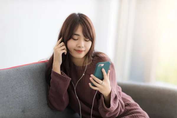 Mulher Asiática Bonita Ouvir Música Forma Telefone Inteligente Seu Quarto — Fotografia de Stock