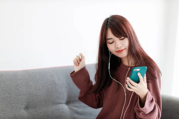 Mulher Asiática Bonita Ouvir Música Forma Telefone Inteligente Seu Quarto — Fotografia de Stock