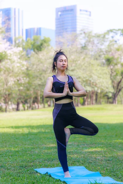 Mulher Asiática Vestindo Sutiã Esportivo Preto Está Exercitando Por Ioga — Fotografia de Stock