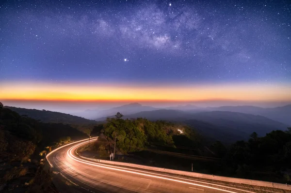 Lattea Galassia Con Illuminazione Sulla Strada Strato Montagna Doi Inthanon — Foto Stock