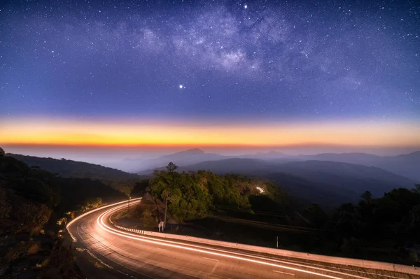Samanyolu Galaksisi Doi Inthanon Chiang Mai, Tayland 'da yol ve dağ katmanlarıyla aydınlanıyor.