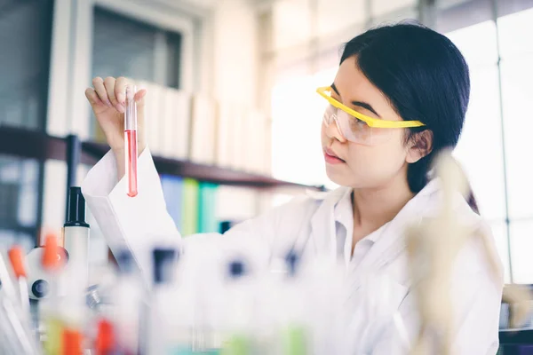 Young Scientists Experimenting Colorful Chemicals Test Tube — Stock Photo, Image