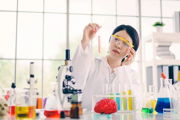 Young Scientists Experimenting Colorful Chemicals Test Tube — Stock Photo, Image