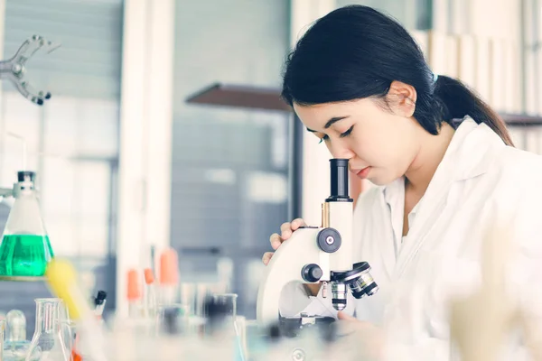 Giovani Scienziati Guardano Attraverso Microscopio Laboratorio Eseguire Alcune Ricerche — Foto Stock