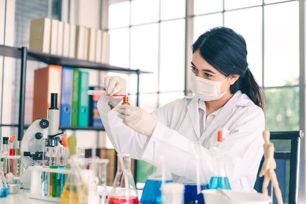 Jonge Wetenschappers Experimenteren Met Kleurrijke Chemicaliën Reageerbuis — Stockfoto