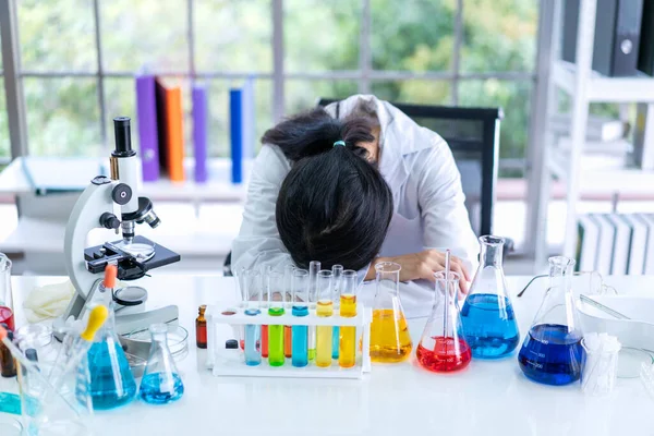 Jonge Wetenschappers Zijn Gestrest Als Gevolg Van Enkele Experimentele Problemen — Stockfoto