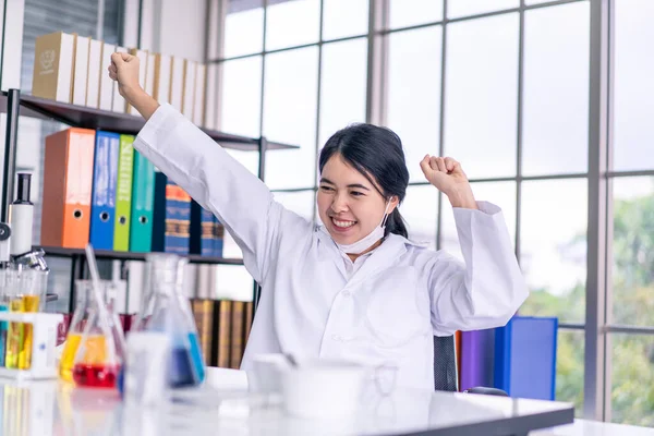 Jonge Vrouwelijke Wetenschappers Zijn Blij Het Lab — Stockfoto