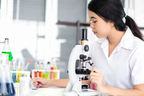 Asian Girl Students Doing Science Experiments Microscope Science Lab — Stock Photo, Image