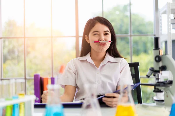 Asiatico Ragazza Studente Mette Penna Bocca Scienza Lab — Foto Stock