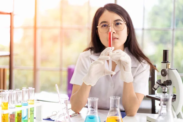 Asian Girl Students Experimenting Syringes Science Lab — Stock Photo, Image