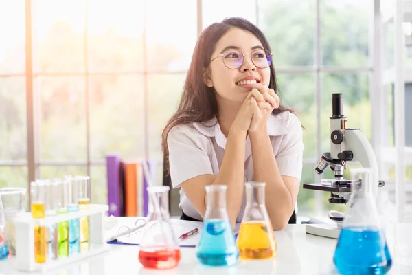 Portrait Étudiantes Asiatiques Dans Laboratoire Science — Photo