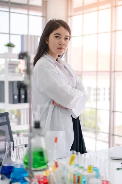 Portret Van Aziatische Wetenschapper Wetenschapsruimte — Stockfoto