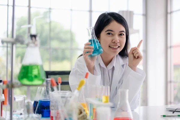 Portret Van Aziatische Wetenschapper Wetenschapsruimte — Stockfoto