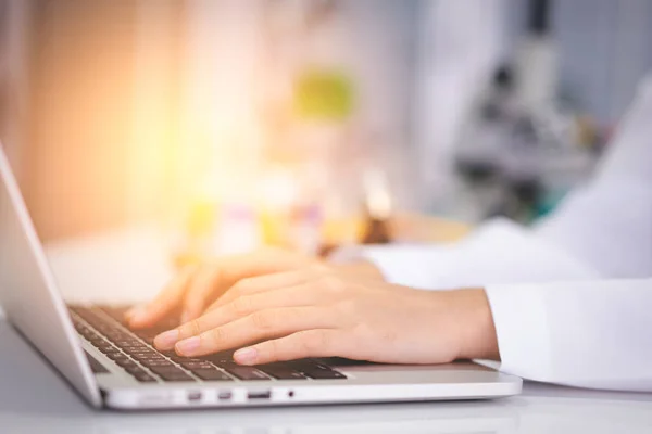 Close Mãos Estão Trabalhando Com Labtop Mesa Branca — Fotografia de Stock