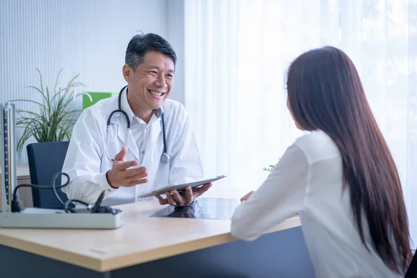 Leende Läkare Förklarar Något Från Tablett Till Sjuk Kvinna Patient — Stockfoto