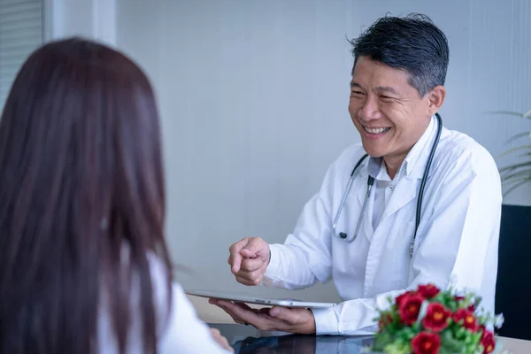 Läkare Förklarar Något Från Tablett Till Sjuk Kvinna Patient — Stockfoto