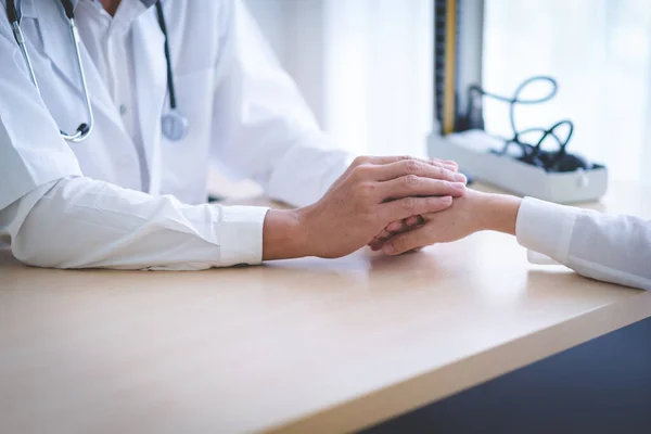 Mulher Médico Mãos Para Pacientes Sexo Masculino Para Incentivar — Fotografia de Stock