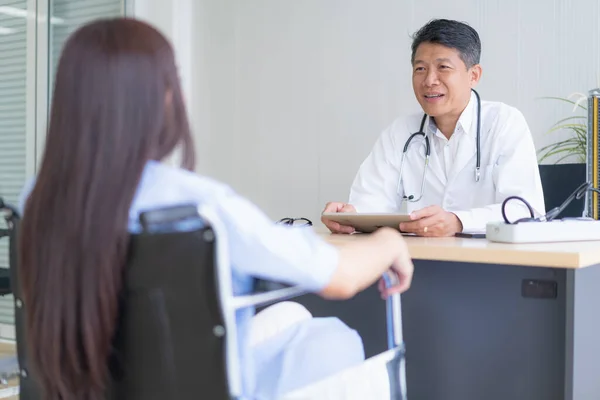 Doutor Está Aconselhando Pacientes Sexo Feminino Cadeira Rodas — Fotografia de Stock