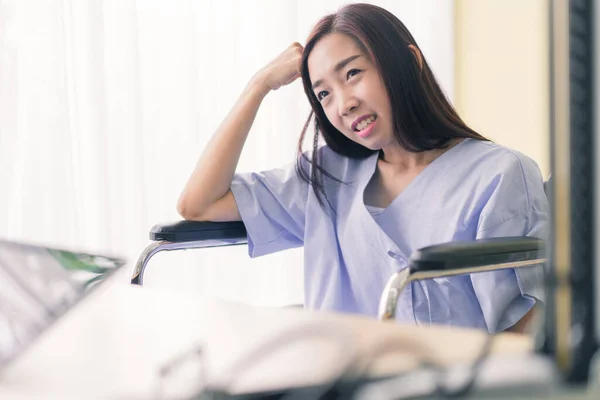 Pazienti Donna Seduta Una Sedia Rotelle Una Sala Riabilitazione — Foto Stock