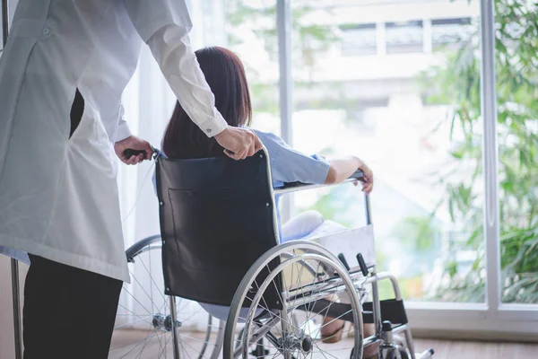 Γυναίκες Ασθενείς Κάθονται Αναπηρική Καρέκλα Γιατρό — Φωτογραφία Αρχείου