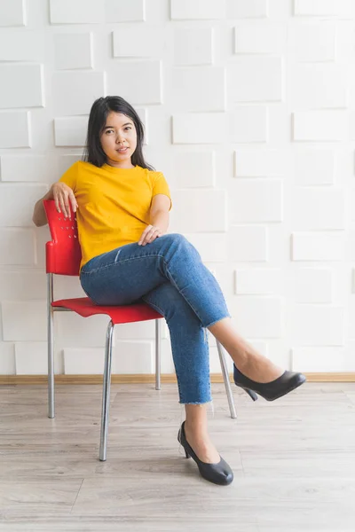 Retrato Bela Mulher Asiática Vestindo Uma Camiseta Amarela Com Jeans — Fotografia de Stock