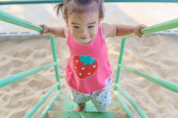 Niña Está Sonriendo Subiendo Las Escaleras — Foto de Stock