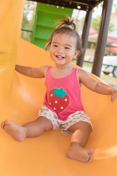 Bebé Niña Está Sonriendo Mientras Juega Control Deslizante — Foto de Stock