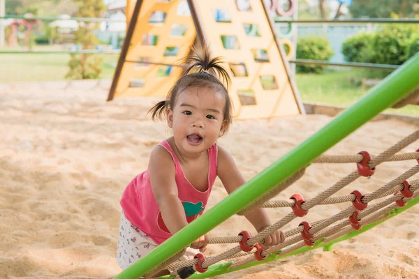 Bebê Menina Está Gostando Jogar Playground — Fotografia de Stock