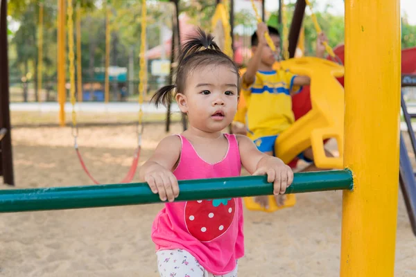 Retrato Menina Parque Infantil — Fotografia de Stock