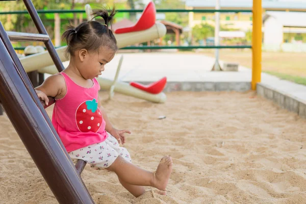 Bebê Menina Está Gostando Jogar Playground — Fotografia de Stock