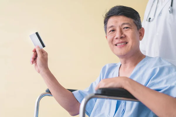 Azji Starszy Pacjent Wózku Inwalidzkim Uśmiech Pokazać Kartę — Zdjęcie stockowe