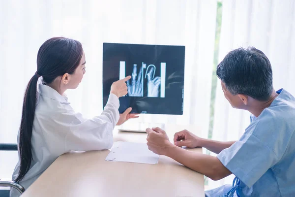 Kvinna Läkare Pekar Röntgenfilm Man Patient — Stockfoto