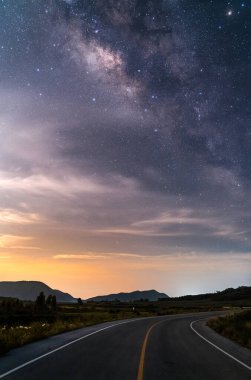 Galaksi samanyolu ve dağ arkaplanlı güzel gece gökyüzü.