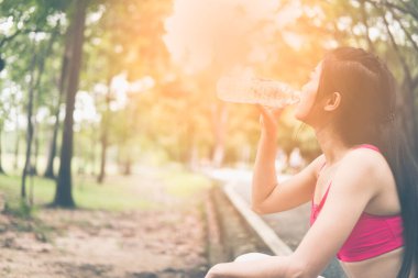 Kadın su şişesi içiyor..