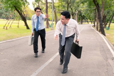 Parkta iki işadamı yarışıyor..