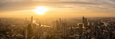 Bangkok Nehri 'nin Panorama' sı günbatımı ışığıyla kavis çizdi.