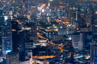 Bangkok şehir manzarası gece iş bölgesinde.
