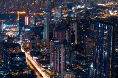 Bangkok şehir manzarası gece iş bölgesinde.
