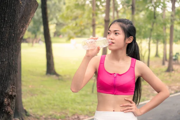 Asiático Jovem Mulher Beber Água Depois Correr Parque — Fotografia de Stock