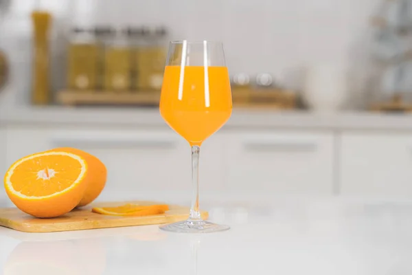 One Glass Orange Juice Slice Orange White Table Kitchen — Stock Photo, Image