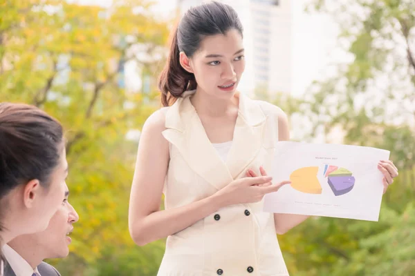 Mujer Negocios Haciendo Una Presentación Jardín Concepto Negocio —  Fotos de Stock