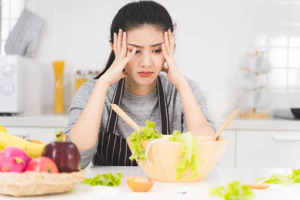 Young Woman Housewife Bored Cooking Which Consists Variety Fruits Vegetables — Stock Photo, Image