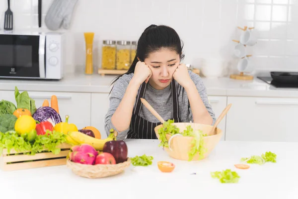 Young Woman Housewife Bored Cooking Which Consists Variety Fruits Vegetables — Stock Photo, Image