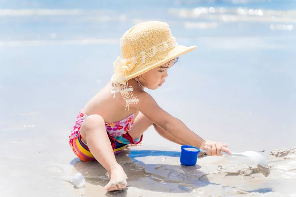 Retrato Menina Asiática Jogando Areia Praia — Fotografia de Stock