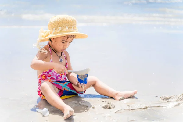 Портрет Азійської Дівчини Грає Піску Пляжі — стокове фото