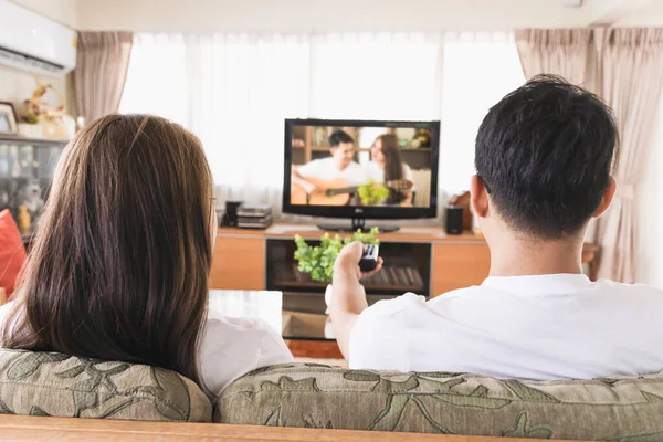 Asiático Masculino Feminino Casais Estão Assistindo Sofá Casa — Fotografia de Stock