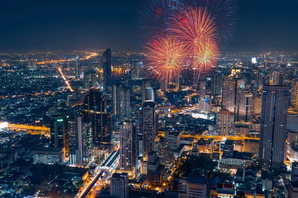 Bangkok şehir manzarası ve gece iş bölgesinde havai fişekler..