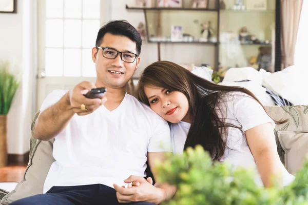 Asiático Masculino Feminino Casais Estão Assistindo Sofá Casa — Fotografia de Stock